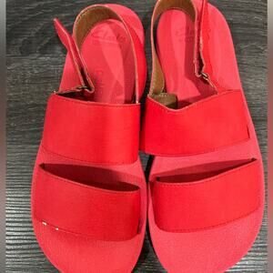 Clark’s beautiful red flat Soft Cushion Sandals size 7.